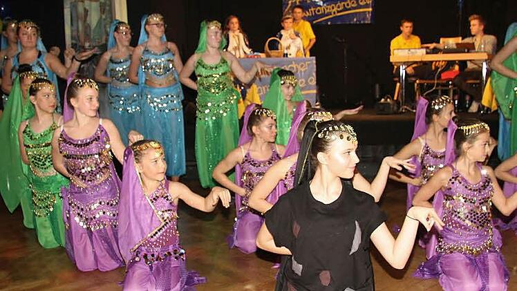 Die Erste Kulmbacher Showtanzgarde nahm die närrische Fangemeinde im Untersteinacher Kleinkunstbrettla mit auf eine Reise um die Welt: Die Super-Dancers haben sich als reich geschmückte Inderinnen verkleideten. Fotos: Sonny Adam