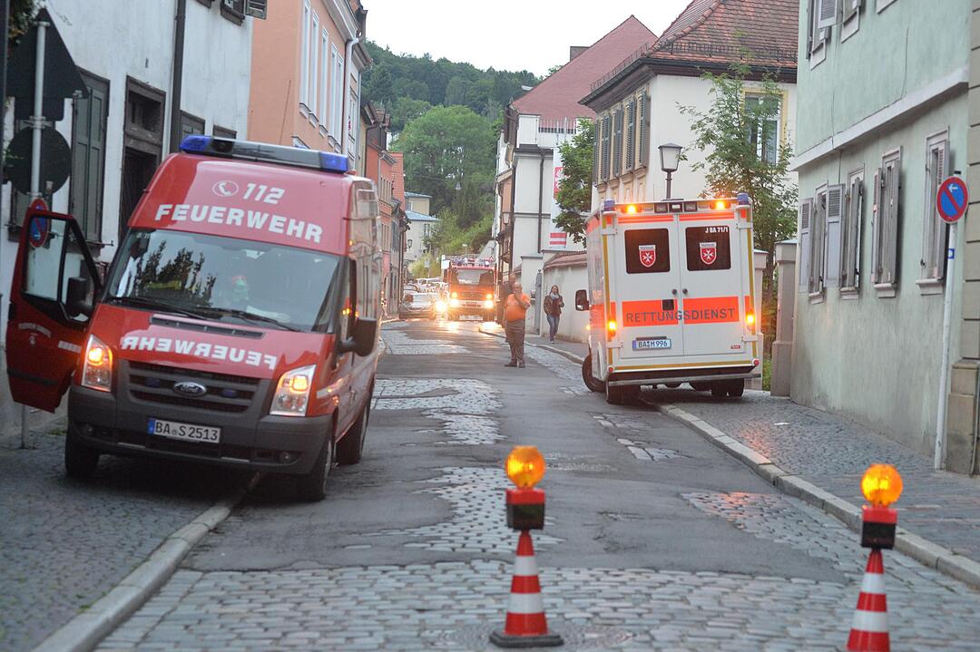 Großeinsatz in der Bamberger Altstadt: Dachstuhl am Jakobsplatz brennt
