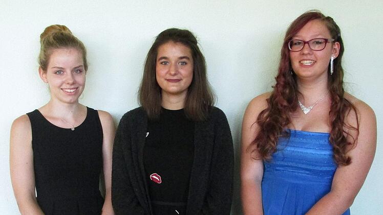 Die Mittlere Reife absolvierten als Beste (von links) Rebecca Biedermann, Emma Pfülb und Sabrina Kleespies. Foto: Winfried Ehling