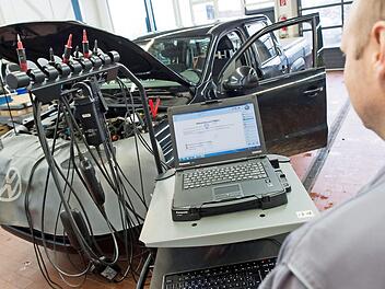 Betroffene Dieselwagen bekommen kostenlos ein Software-Update, um den Schadstoffaustausch zu verringern. Foto: Julian Stratenschulte/dpa