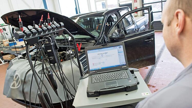 Betroffene Dieselwagen bekommen kostenlos ein Software-Update, um den Schadstoffaustausch zu verringern. Foto: Julian Stratenschulte/dpa