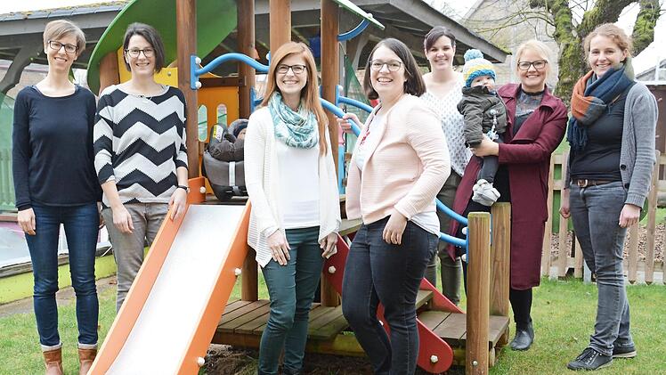 Frauenpower: Der neue Vorstand des Sankt-Georg-Vereins Diebach besteht aus Stephanie Looke, Yvonne Heim, Carina Stockmann, Angela Warmuth, Martina Betz, Anna-Lena Ullrich und Barbara Schaub. Die Leitung des Sankt-Georg-Vereins liegt nun bis auf Pfarrer Paul Kowol komplett in Frauenhand.  Foto: Elisabeth Assmann