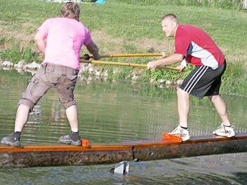 Andreas Hagel (r.) wich im Finale dem Angriff von Christian Langguth aus und bugsierte diesen mit einem Stoß vom Balken.  Foto: Ernst Eiermann