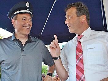 David Stapp, stellvertretender Feuerwehrkommandant aus der Bad Königshofener Partnerstadt Arlington, bekam von Bürgermeister Thomas Helbling eine Original-Kommandanten-Mütze der Bad Königshofener Feuerwehr.  Fotos: Hanns Friedrich