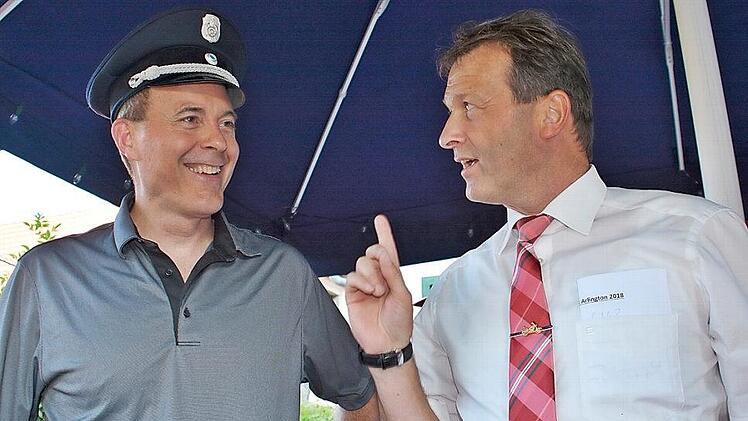 David Stapp, stellvertretender Feuerwehrkommandant aus der Bad Königshofener Partnerstadt Arlington, bekam von Bürgermeister Thomas Helbling eine Original-Kommandanten-Mütze der Bad Königshofener Feuerwehr.  Fotos: Hanns Friedrich
