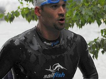 Ein Bild von 2008: Jan Sibbersen auf dem Weg vom Wasser aufs Rad. Zehn Jahre später stieg er als schnellster Schwimmer auf Hawaii aus dem Pazifik. Der gebürtige Coburger stellte mit 46:30 Minuten eine bisher noch nicht erreichte Zeit auf. Foto: CT-Archiv