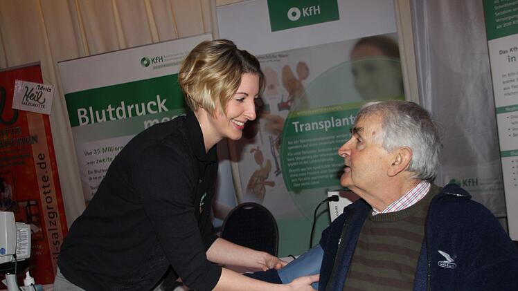 Gustav Zeiss lässt sich von Stefanie Heinlein vom KfH Blutdruck messen. Foto: Veronika Schadeck