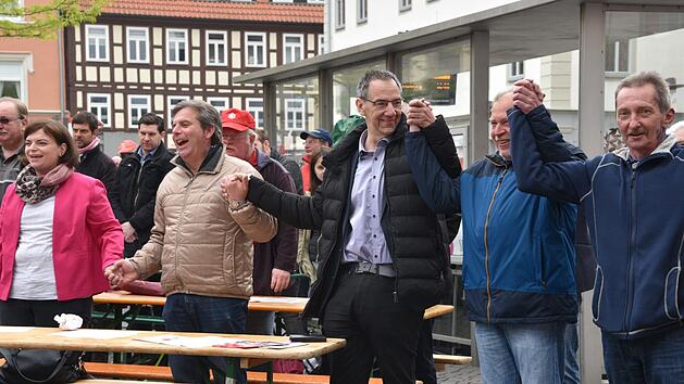 Traditionell endete die Maikundgebung auf dem Albertsplatz mit dem Singen des Lieds "Br&uuml;der zur Sonne, zur Freiheit". Foto: Gabi Arnold