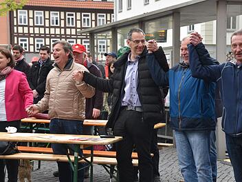Traditionell endete die Maikundgebung auf dem Albertsplatz mit dem Singen des Lieds "Brüder zur Sonne, zur Freiheit". Foto: Gabi Arnold