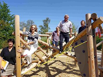 Das Gerüst ist stabil bestätigten Silke Stadter, Renate Schroff, Bernd Gruber Landschaftsbau Meyer, Albert Geinzer und Planer Bernd Kounovsky