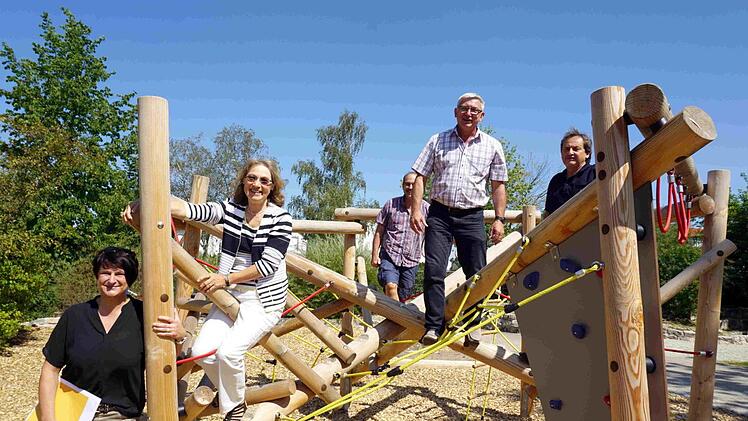 Das Gerüst ist stabil bestätigten Silke Stadter, Renate Schroff, Bernd Gruber Landschaftsbau Meyer, Albert Geinzer und Planer Bernd Kounovsky