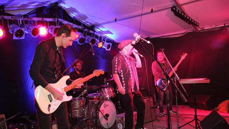 Steven Troch und seine Band heizten im Schmölzer Blues-Zelt mächtig ein. Friedwald Schedel