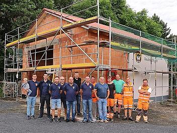 Das sind einige der Helfer, die bisher am Feuerwehrhaus angepackt haben. Sie zogen Zwischenbilanz, darunter Bauhofleiter Christian Raehse (Zweiter von rechts), Kommandant Winfried Walz (Siebter von rechts) und Zweiter Kommandant Michael Walz (Vierter von links).  Foto: Helmut Will