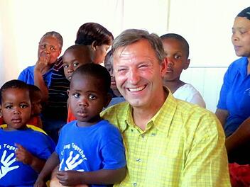 Der Bamberger Tenor Hans-Wolfgang Graf mit Kindern des Waisenhauses St. Vincent in der Nähe von Durban. Foto: pr