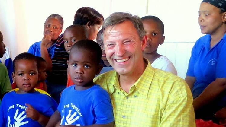 Der Bamberger Tenor Hans-Wolfgang Graf mit Kindern des Waisenhauses St. Vincent in der Nähe von Durban. Foto: pr