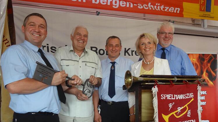 Schlüsselübergabe: Der Architekt Ernst Plannasch überreicht dem Kommandanten Matthias Hofmann den obligatorischen Schlüssel für das neue Feuerwehrhaus. Mit dabei: Bürgermeister Horst Reuther, Landrätin Tamara Bischof und der Bereitschaftsleiter der Sanitätsbereitschaft Alfred Sattes.