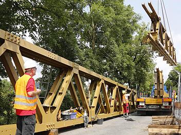 Die Behelfsquerung soll bis zum Abschluss der Sanierung der alten Baunachbrücke Ende 2015 stehen bleiben. Der vollständige Aufbau dauert noch zwei bis drei Wochen. Fotos: Matthias Hoch