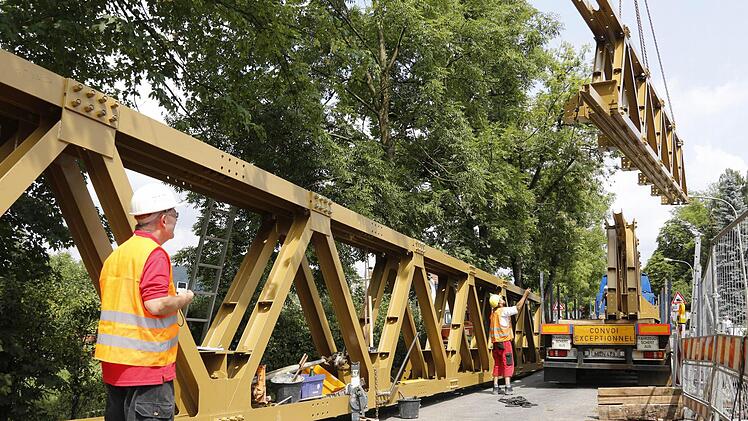 Die Behelfsquerung soll bis zum Abschluss der Sanierung der alten Baunachbrücke Ende 2015 stehen bleiben. Der vollständige Aufbau dauert noch zwei bis drei Wochen. Fotos: Matthias Hoch