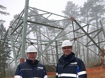 Lex Hartmann (links) und Matthias Ellner haben gestern die Baustellen für die Höchstspannungsleitung besichtigt und machten deutlich: "Die Zeit drängt" - zumindest, wenn dort Ende des Jahres der Stromtransport stattfinden soll. Foto: Berthold Köhler