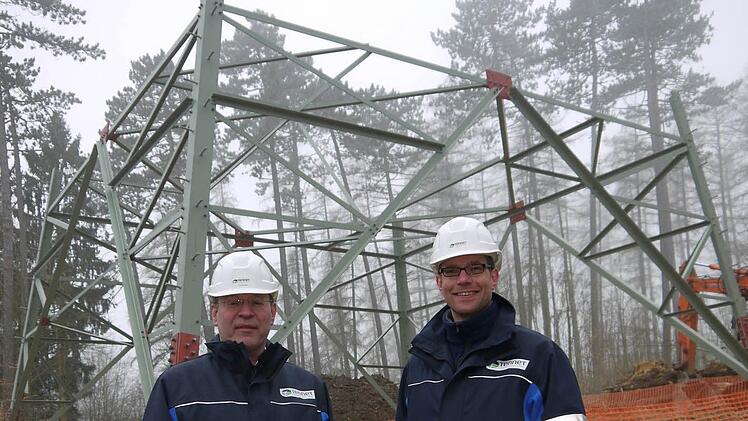 Lex Hartmann (links) und Matthias Ellner haben gestern die Baustellen für die Höchstspannungsleitung besichtigt und machten deutlich: "Die Zeit drängt" - zumindest, wenn dort Ende des Jahres der Stromtransport stattfinden soll. Foto: Berthold Köhler