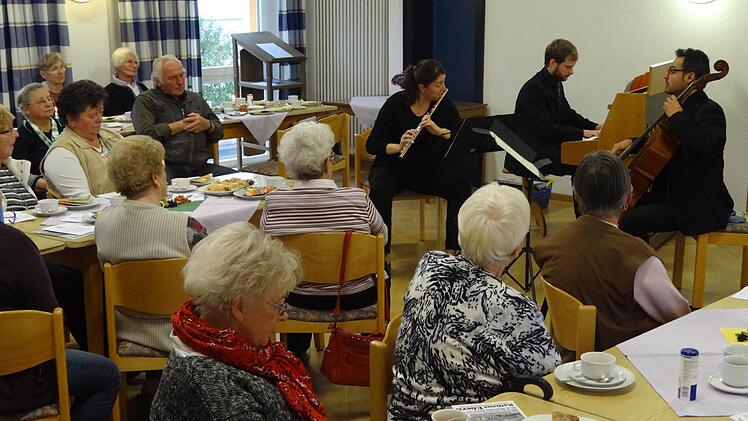 Kaffee und Kunst: Das "Trio Gaubert" war beim Seniorenkreis der evangelischen Kirchengemeinde zu Gast. Seit vielen Jahren schon kommen die jungen Profimusiker von "Live Music Now" nach Ebern.