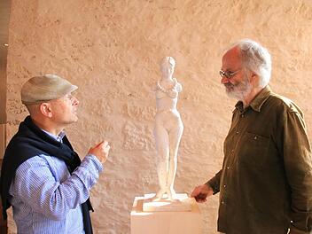 Thomas Pfarr (links) baut zusammen mit dem Künstler Hubert Klinkel die Ausstellung in Maria Bildhausen auf. Foto: Heike Beudert