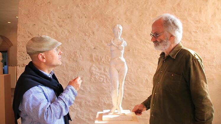 Thomas Pfarr (links) baut zusammen mit dem Künstler Hubert Klinkel die Ausstellung in Maria Bildhausen auf. Foto: Heike Beudert