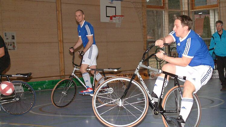 Mit einem Gewaltschuss versucht Dennis Klinger (rechts) vom RVC Steinwiesen II zum Torerfolg zu kommen. Links dahinter sein Partner Andreas Klinger. Foto: Hans Franz