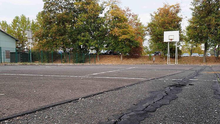 Der Belag des Basketball-Spielfeldes nebenan weist massive  Schäden auf.  Foto: Christoph Winter