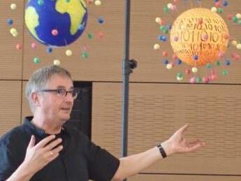 Der Referent Wilfried Br&uuml;ning bei der Fortbildungsveranstaltung des Netzwerk Fr&uuml;he Kindheit.  Foto: Georg Schulz-Hertlein