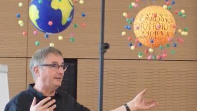 Der Referent Wilfried Br&uuml;ning bei der Fortbildungsveranstaltung des Netzwerk Fr&uuml;he Kindheit.  Foto: Georg Schulz-Hertlein