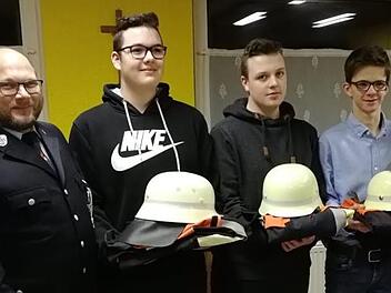 Neuaufnahmen gab es bei Singenrains Feuerwehr (von links): 1. Kommandant Roland Müller mit den Neuzugängen Mark Schuhmann, Tom Schuhmann und Jakob Römmelt. Foto: Michael Hornung