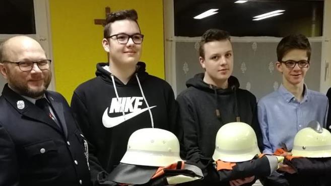 Neuaufnahmen gab es bei Singenrains Feuerwehr (von links): 1. Kommandant Roland Müller mit den Neuzugängen Mark Schuhmann, Tom Schuhmann und Jakob Römmelt. Foto: Michael Hornung