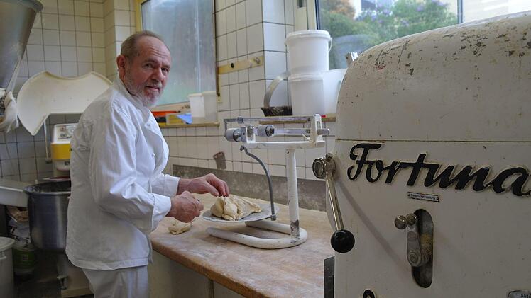 Neben der Fortuna-Brötchenpresse von seinem Vater wiegt Bäckermeister Ferdinand Vogler auch noch mit der alten Waage. Foto: Stephanie Elm
