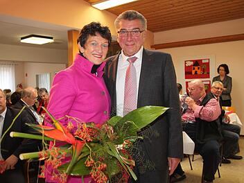 2014 erfolgte der Stabwechsel an der Spitze des Awo-Kreisverbands: Inge Aures löste Oskar Schmidt ab. Nun werfen mehrere Medien den beiden vor, dass es bei der Vergabe von Aufträgen im Zuge von Bauprojekten des Sozialverbands zu Unrechtmäßigkeiten gekommen sein soll. Der 76-jährige Ehrenkreisvorsitzende und seine Nachfolgerin weisen die Vorwürfe entschieden zurück.Archiv/Stephan Stöckel