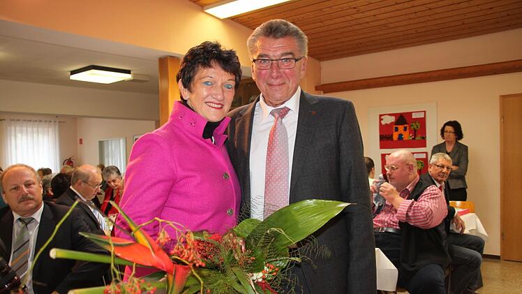 2014 erfolgte der Stabwechsel an der Spitze des Awo-Kreisverbands: Inge Aures löste Oskar Schmidt ab. Nun werfen mehrere Medien den beiden vor, dass es bei der Vergabe von Aufträgen im Zuge von Bauprojekten des Sozialverbands zu Unrechtmäßigkeiten gekommen sein soll. Der 76-jährige Ehrenkreisvorsitzende und seine Nachfolgerin weisen die Vorwürfe entschieden zurück.Archiv/Stephan Stöckel