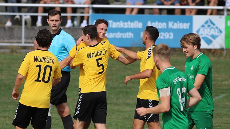Der TSV Wollbach feiert seinen Torschützen Leo Rottenberger in der Partie gegen den SV Garitz.  Foto: Sebastian Schmitt
