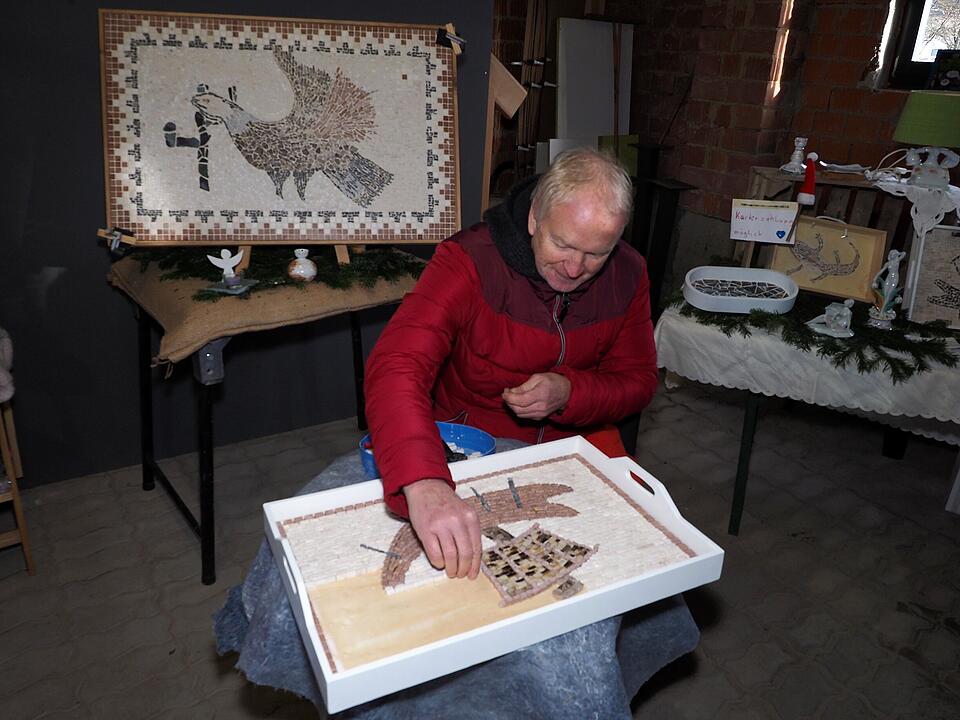 Kunsthandwerker und Regionalerzeuger präsentieren ihre Waren und Künste.