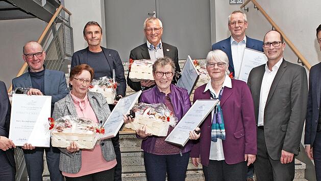 F&uuml;r 45-j&auml;hrige Betriebszugeh&ouml;rigkeit hat die Kulmbacher Brauerei mehrere Mitarbeiter geehrt. Unser Bild zeigt (von links) Vorstandssprecher Markus Stodden, die Jubilare Bernd Schenkendorf, Sonja Katholing, Joachim Hoffmann, Joachim Weinmann, Susan...