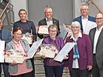 Für 45-jährige Betriebszugehörigkeit hat die Kulmbacher Brauerei mehrere Mitarbeiter geehrt. Unser Bild zeigt (von links) Vorstandssprecher Markus Stodden, die Jubilare Bernd Schenkendorf, Sonja Katholing, Joachim Hoffmann, Joachim Weinmann, Susan...