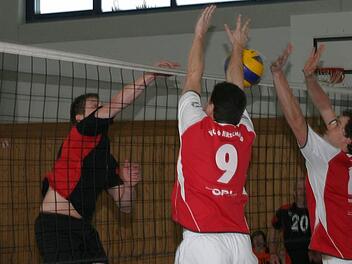 Henrik Marquardt (links) setzt zu einem hart geschlagenen Angriffsball an, der zu einem Eberner Punktgewinn in der Partie gegen Hirschaid führt.