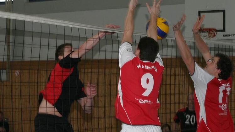 Henrik Marquardt (links) setzt zu einem hart geschlagenen Angriffsball an, der zu einem Eberner Punktgewinn in der Partie gegen Hirschaid führt.