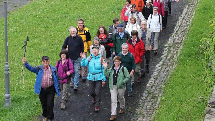 Immer an der (Stadt-)Mauer entlang: die Wandergruppe kurz nach dem Start.