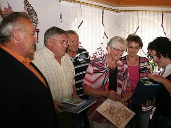 Oswin Gmelch, Ad van Wanrooij, Werner Zitzmann, Sjaan van Wanrooij und Marga Zitzmann begutachteten die Geschenke von Christine Berner (v. l.). Foto: Franz Galster