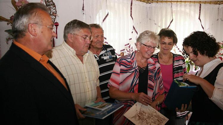 Oswin Gmelch, Ad van Wanrooij, Werner Zitzmann, Sjaan van Wanrooij und Marga Zitzmann begutachteten die Geschenke von Christine Berner (v. l.). Foto: Franz Galster