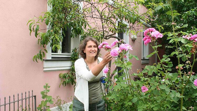 Heidi Rippel pflegt die Rosen.