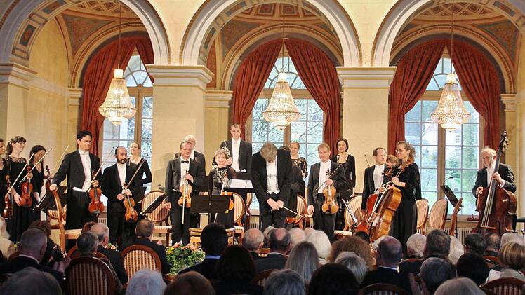 Chefdirigent der Bayerischen Kammerorchesters Bad Brückenau Johannes Moesus dankt für riesigen Beifall. Foto: Werner Vogel