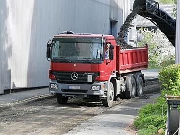 Seit gestern ist die Fabrikstraße Baustelle. Zunächst wird die alte Asphaltschicht abgefräst. Foto: Klaus Klaschka