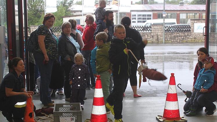 Nicole Trapper (links) zeigte den Kindern, wie man einen Leinenbeutel zielgenau wirft.  Foto: Matthias Einwag