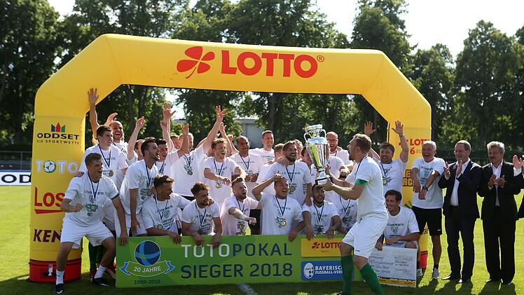 Posieren mit der Troph&auml;e: Marco Janz (vorne) und seine Mitstreiter  feiern den Pokalsieg, der gleichbedeutend ist mit dem Erreichen der ersten Hauptrunde im DFB-Pokal. foto2press/Frank Scheuring